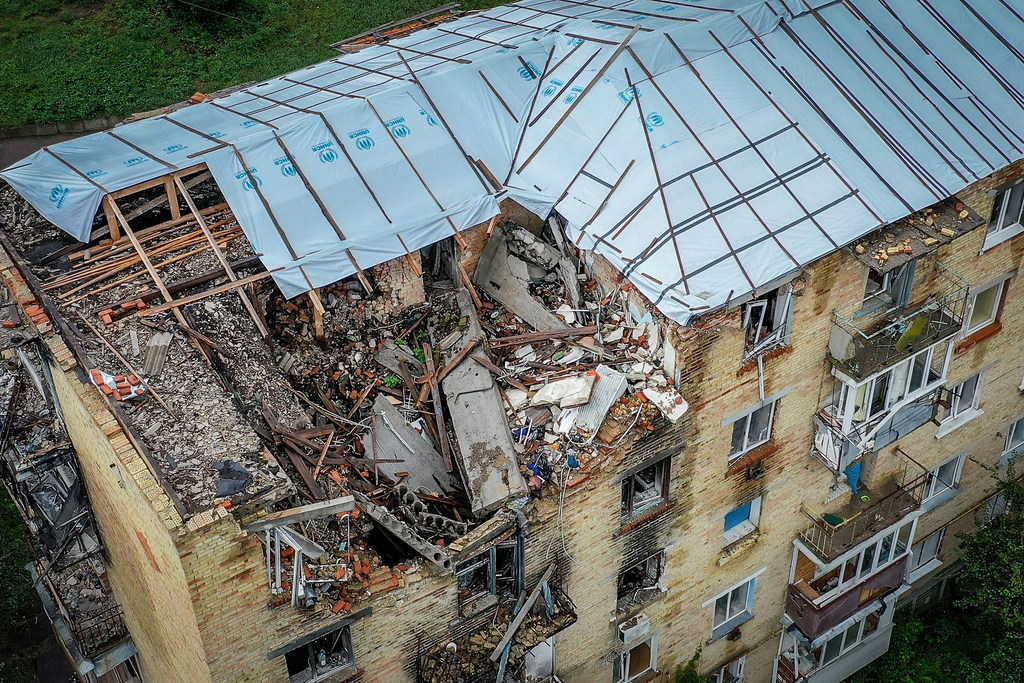 Vista aérea de un edificio residencial gravemente dañado en Makariv, Ucrania, con el techo derrumbado y una gran cantidad de escombros.