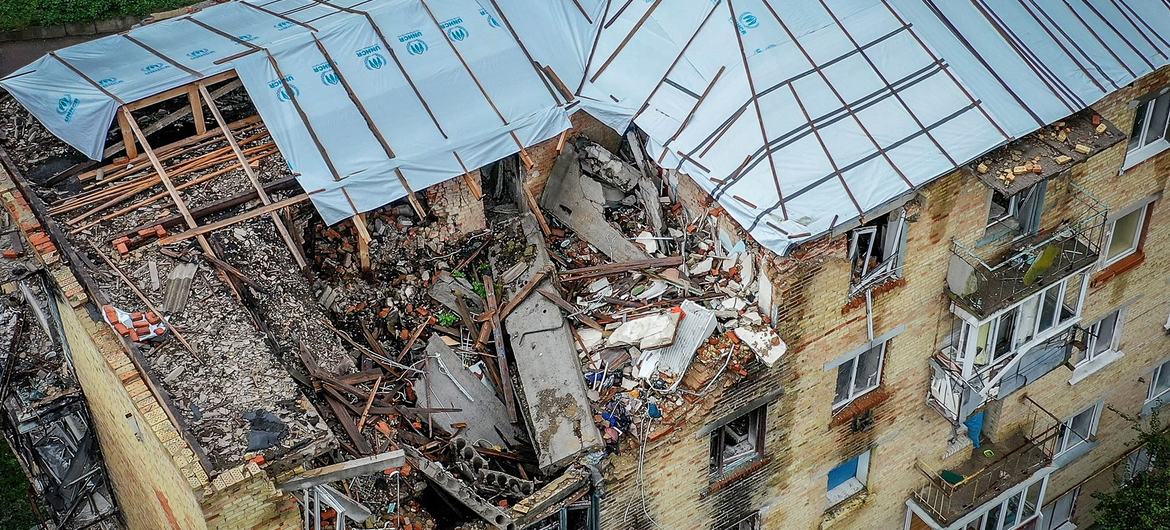 Sebuah bangunan tempat tinggal di Makariv, sebelah barat ibu kota Ukraina, Kyiv, menunjukkan tanda-tanda kerusakan akibat ledakan bom.