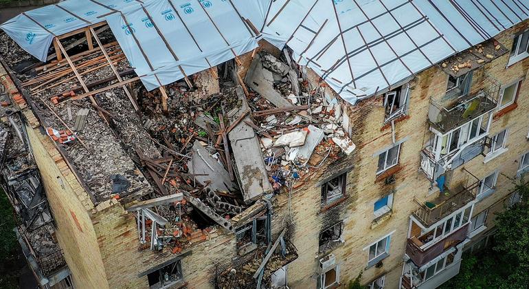 Un edificio residencial en Makariv, al oeste de la capital ucraniana, Kiev, muestra signos de daños por la explosión de una bomba.