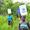 Refugiadas sursudanesas transportan agua en un asentamiento en la provincia de Haut Uele, República Democrática del Congo.