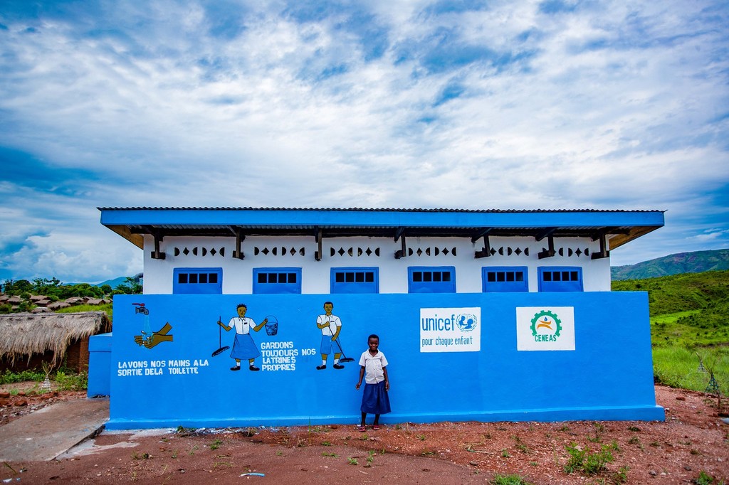 Des latrines à l'école primaire de Lubile dans la province du Tanganyika en République démocratique du Congo, qui ont été construites par l'UNICEF.