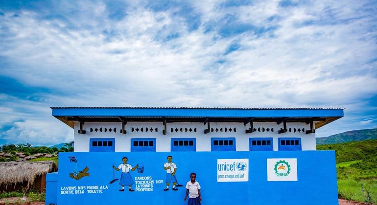 Vyoo vipya katika shule ya msingi ya Lubile iliyoko jimbo la Tanganyika nchini Jamhuri ya Kidemorkrasia ya Congo, DRC. Vyoo hivi vimejengwa kwa msaada wa UNICEF na Education Cannot Wait.