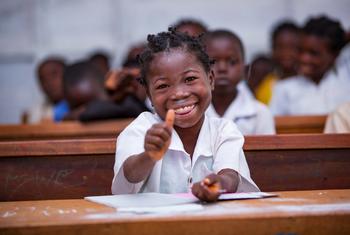 O sonho de Thérèse é se tornar governadora da província de Tanganica. Ela está sentada em uma sala de aula recém-construída na escola primária Lubile, na província de Tanganyika, graças ao Unicef e Education Cannot Wait.