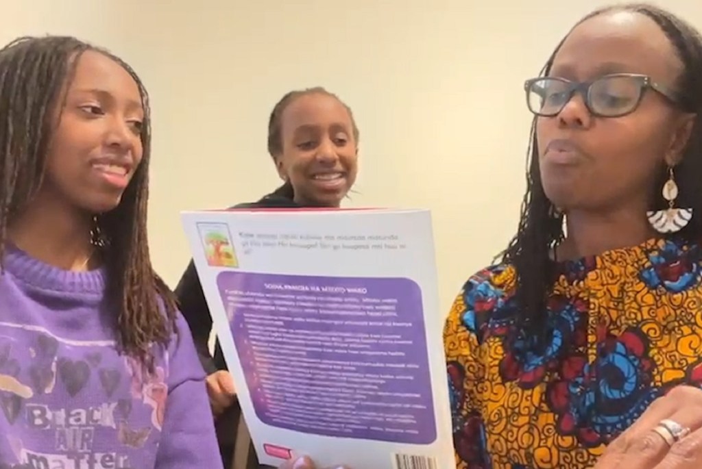 Sabina Wasonga-Gitau na binti zake wawili walisoma kitabu kilichoandikwa kwa Kiswahili nyumbani kwao New Jersey, Marekani.
