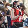  स्पेन के मैड्रिड में एक प्रदर्शन में महिला कार्यकर्ता