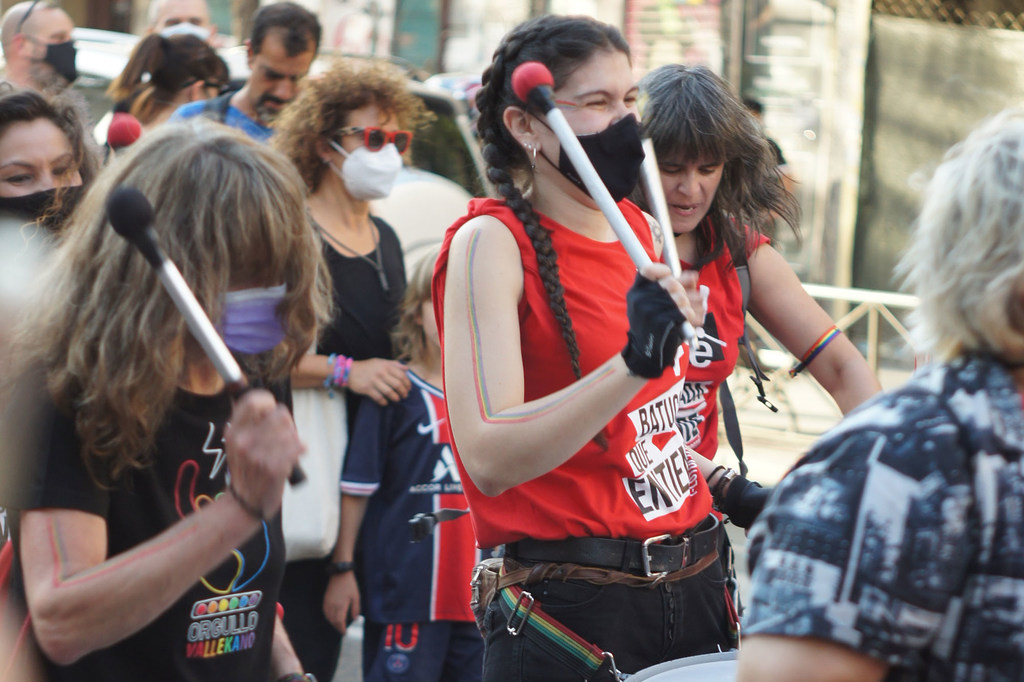 Mujeres activistas se manifiestan en Madrid, España. (Foto de archivo)