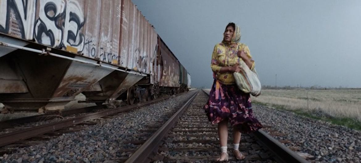 En el documental “La mujer de estrellas y montañas” se recrea la larga caminata de Rita Patiño desde la sierra tarahumara, al norte de México, hasta Kansas, en el centro de Estados Unidos.