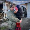 En Ukraine, une mère célibataire de trois enfants reconstruit sa maison avec l'aide de l'agence des Nations Unies pour les réfugiés, le HCR.