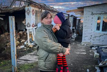 En Ukraine, une mère célibataire de trois enfants reconstruit sa maison avec l'aide de l'agence des Nations Unies pour les réfugiés, le HCR.