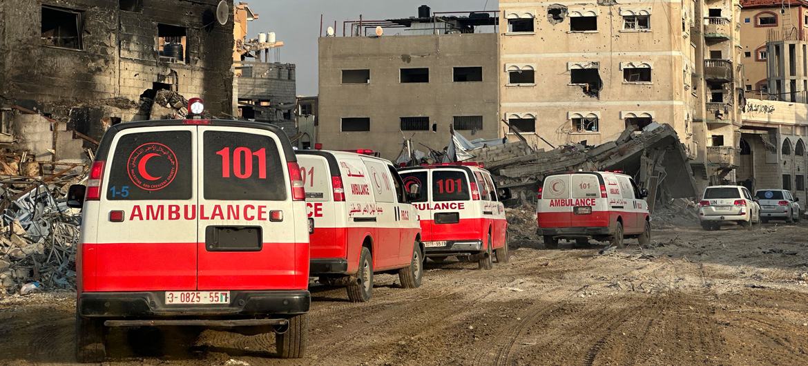 WHO and the Palestinian Red Crescent lead life-saving missions to transfer critical patients from besieged hospitals in Gaza.