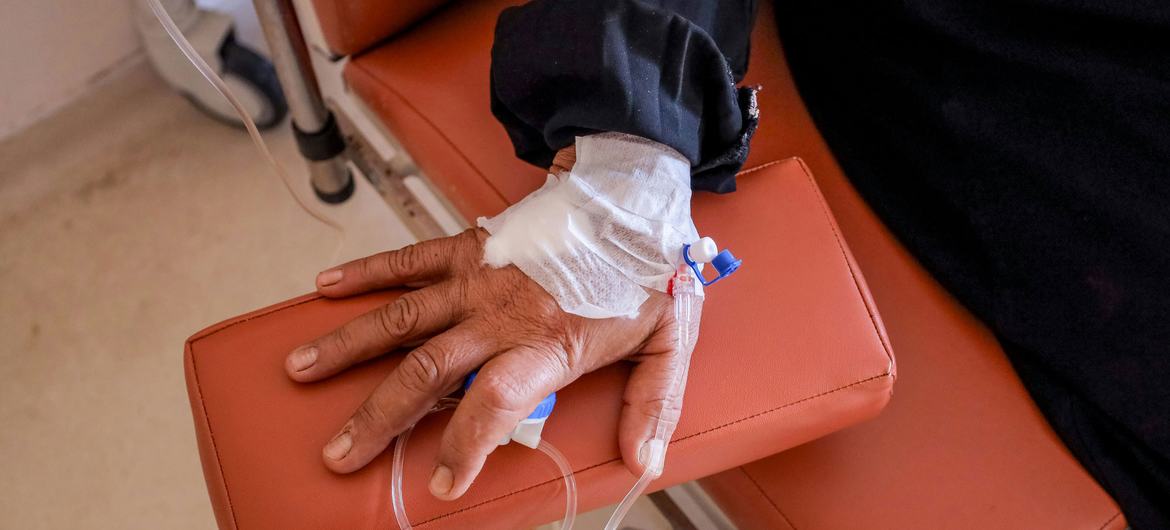 Un paciente con cáncer recibe tratamiento.