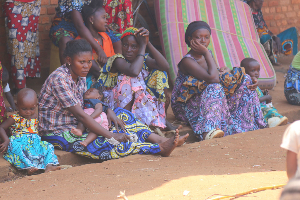 Akina mama na watoto katika eneo la wakimbizi nchini Burundi.