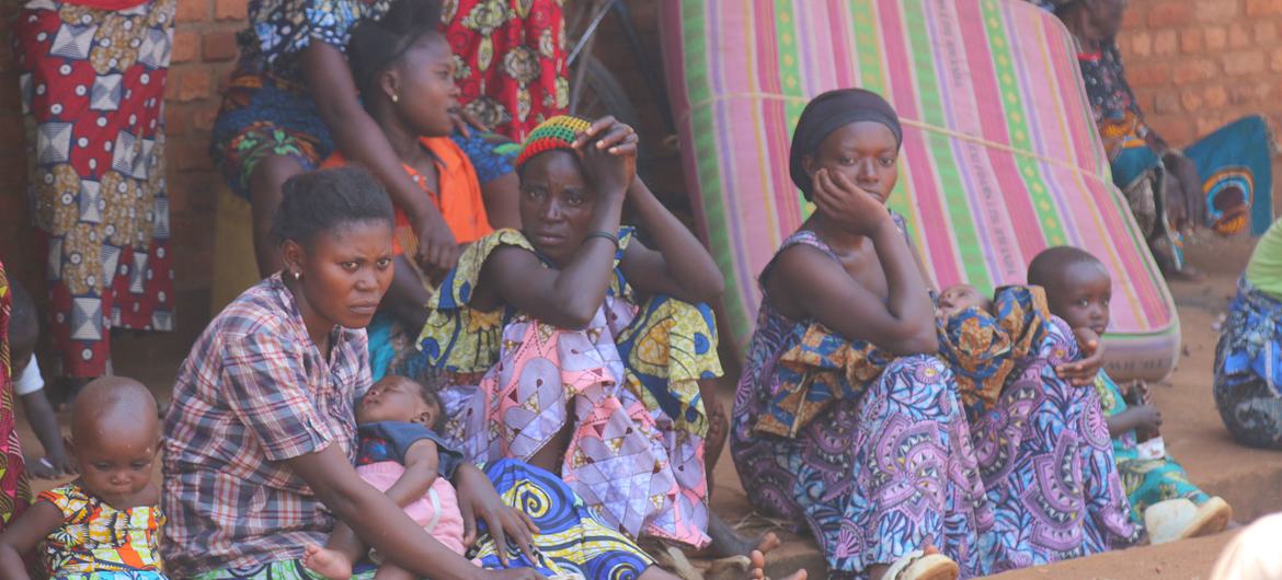 Des femmes et des enfants de la RDC dans un site pour réfugiés au Burundi.