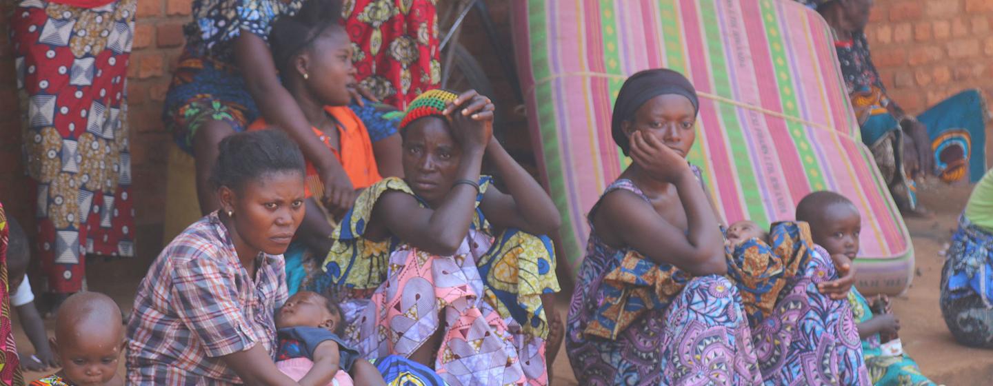 Des femmes et des enfants de la RDC dans un site pour réfugiés au Burundi.