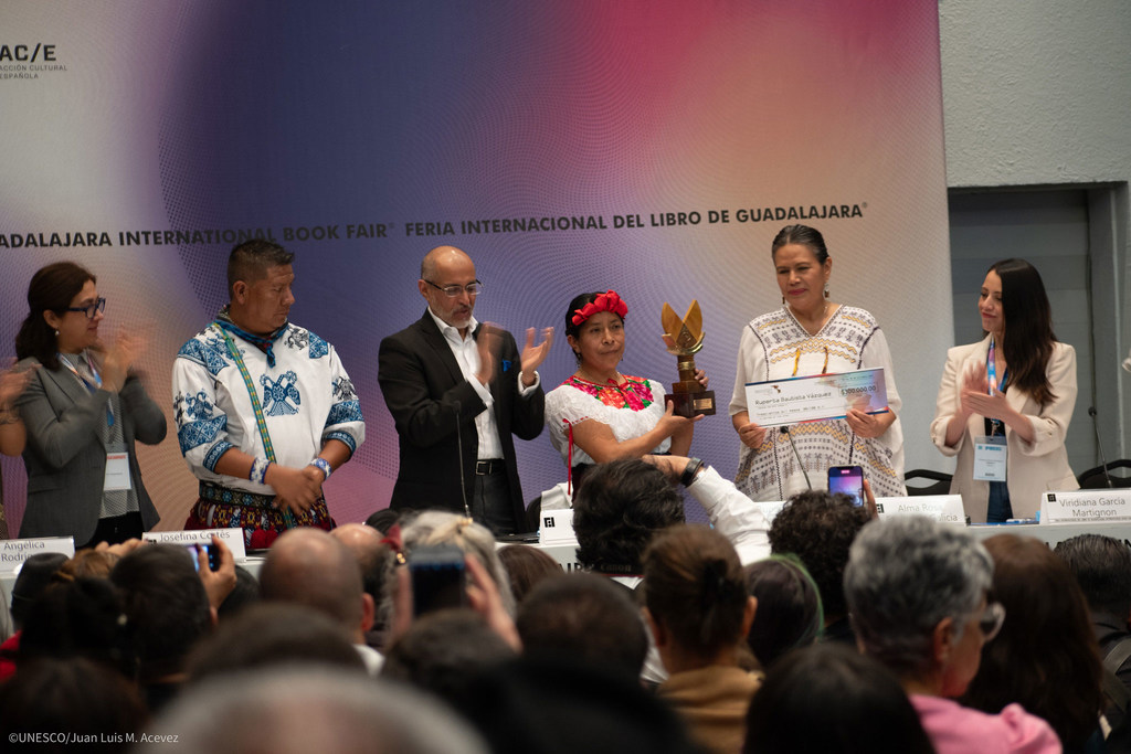 Ruperta Bautista recibe el Premio de Literatura Indígena de América en la Feria Internacional del Libro de Guadalajara.