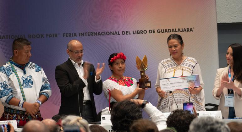 Ruperta Bautista recibe el Premio de Literatura Indígena de América en la Feria Internacional del Libro de Guadalajara.