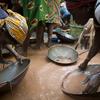 نساء يبحثن عن الذهب باستخدام الزئبق في موقع ورغنان للتعدين في بوغوني، مالي.