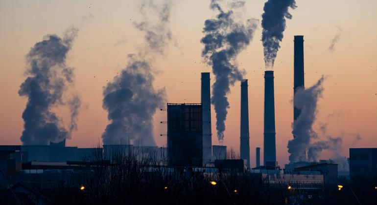 Las plantas de energía de combustibles fósiles son uno de los mayores emisores de gases de efecto invernadero que causan el cambio climático.
