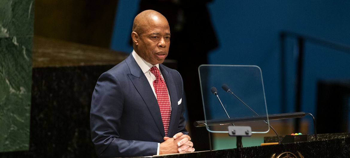 纽约市市长亚当斯在联合国大会纪念消除种族歧视国际日的会议上发言。 