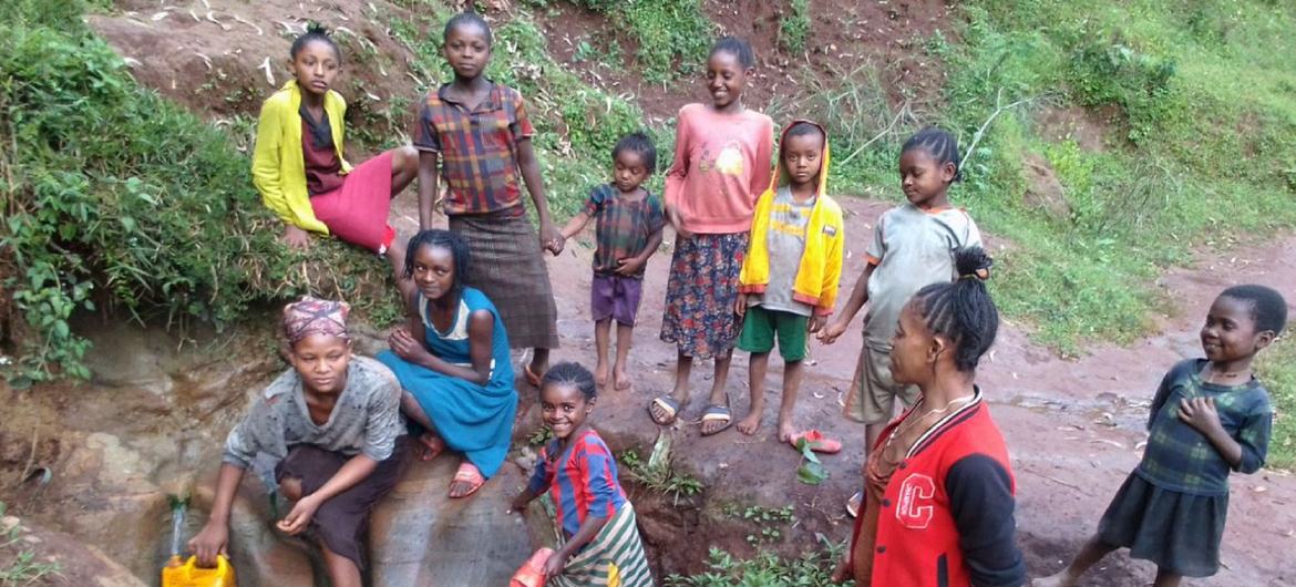 Familias de Etiopía recogiendo agua de un arroyo improvisado.