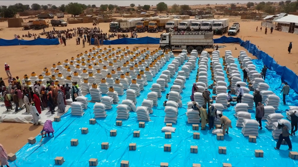 Distribution de nourriture dans le camp d'Adre au Tchad.