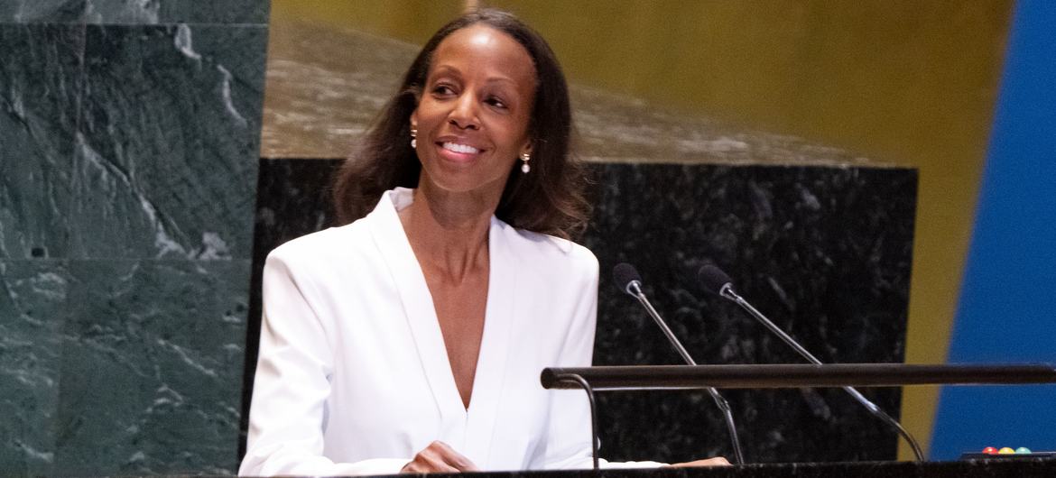 Sarah Lewis, profesora asociada en la Universidad de Harvard y fundadora de Vision and Justice, se dirige a la Asamblea General de la ONU.