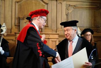Le Secrétaire général des Nations Unies, Antonio Guterres, reçoit des doctorats honorifiques conjoints décernés aux Nations Unies par les universités KU Leuven et UC Louvain à Louvain, en Belgique.