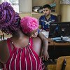 Un médico atiende a una madre y su bebé en Ecuador.