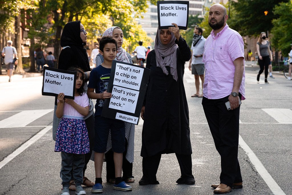 Familia katika mji mkuu wa Marekani, Washington D.C. inaonyesha kuunga mkono vuguvugu la Black Lives Matter.