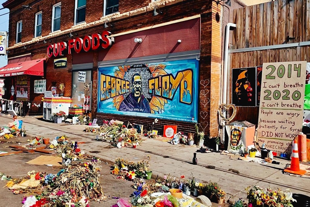 Hommages à George Floyd devant l'épicerie où il a été assassiné par un policier à Minneapolis aux Etats-Unis.