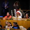 Viongozi wa asili wanahudhuria Kikao cha 24 cha Baraza la Kudumu la Umoja wa Mataifa la Masuala ya Wazawa, na mjumbe mwenye kichwa cha jadi ameketi kwenye meza ya wawakilishi wa Canada.