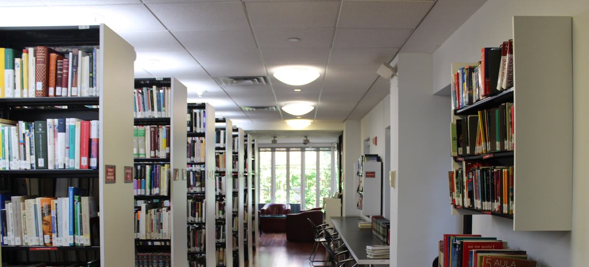 La Biblioteca Jorge Luis Borges, dedicada al escritor argentino, del Instituto Cervantes alberga más de 70.000 libros.