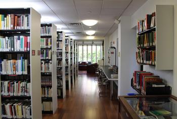 La Biblioteca Jorge Luis Borges, dedicada al escritor argentino, del Instituto Cervantes alberga más de 70.000 libros.