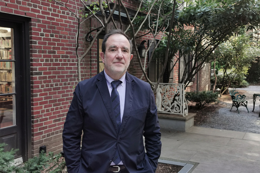 Javier Valdivielso Odriozola, director ejecutivo del Instituto Cervantes en Nueva York en el jardín de la sede 