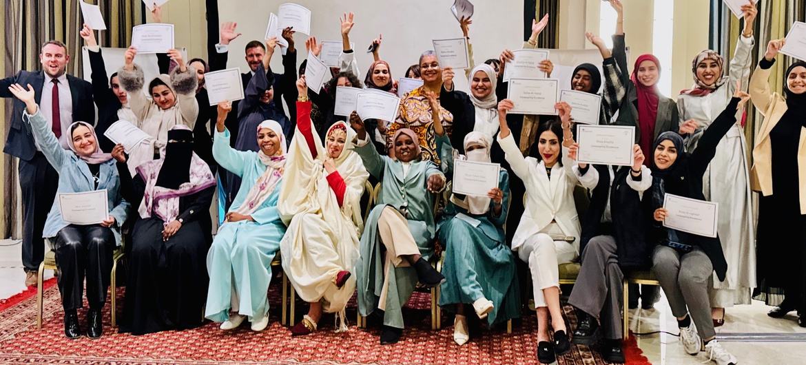 احتفلت الممثلة الخاصة للأمين العام للأمم المتحدة، حنا تيتيه، ومجموعة من النساء الليبيات بحصولهن على شهاداتهن بعد إتمام برنامج رائدة.