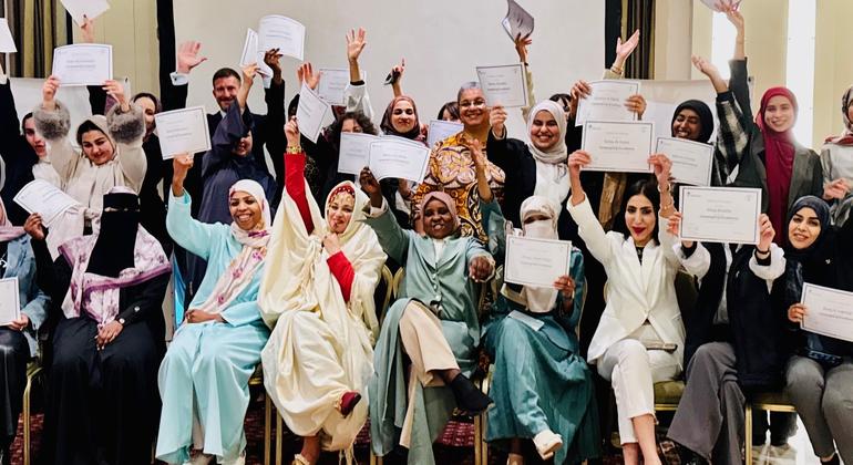 الممثلة الخاصة للأمين العام للأمم المتحدة في ليبيا هانا تيته، مع مشاركات في برنامج "رائدات"، خلال فعالية شهدت عروضا قدّمتها الشابات الليبيات استعرضن فيها إنجازاتهن بعد إتمام دورة تدريبية رقمية للتميز في إعداد الحملات الإعلامية والتوعوية.