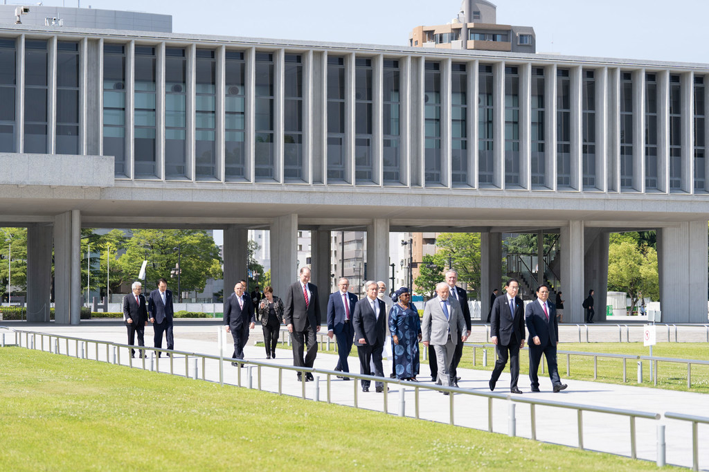 アントニオ・グテーレス事務総長は、広島平和記念公園で敬意を表する各国首脳と会談。