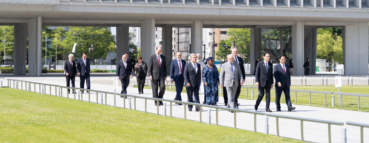 秘书长古特雷斯与七国集团领导人一起在广岛和平纪念碑前致以敬意。