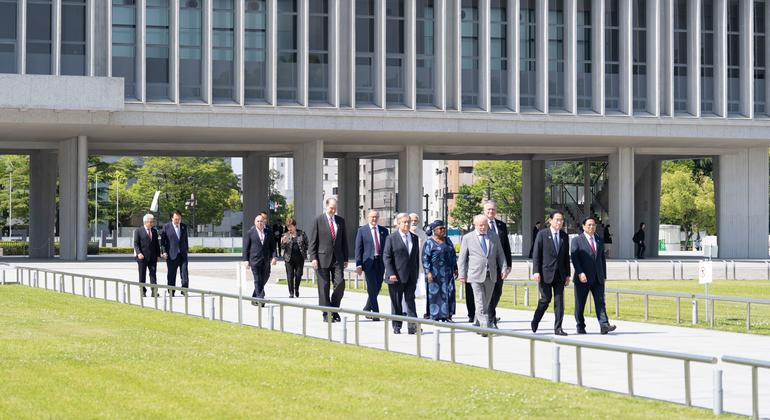 Генеральный секретарь Антониу Гутерриш присоединился к мировым лидерам, отдающим дань уважения у Мемориала мира в Хиросиме.