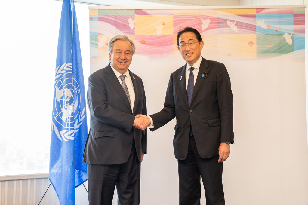 Le Secrétaire général des Nations Unies António Guterres rencontre Fumio Kishida, Premier ministre du Japon, lors du Sommet du G7 à Hiroshima en 2023.