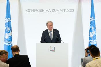 यूएन महासचिव एंतोनियो गुटेरेश, जापान के हिरोशिमा में, जी7 देशों के संगठन की बैठक के अवसर पर प्रैस के साथ बातचीत करते हुए.