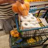 Homem faz compras em um supermercado no Brasil. Outubro registrou um aumento de 2% no preço dos alimentos no mundo