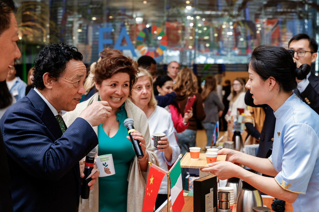 Mkurugenzi Mkuu wa FAO Qu Dongyu atembelea tukio la kuonja chai na kahawa katika makao makuu ya FAO mjini Rome, Italia.