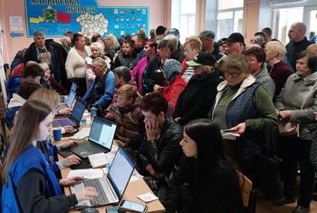 Ucranianos desplazados recientemente se reúnen en un centro de tránsito de la ciudad de Kharkiv. 