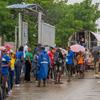 Des migrants expulsés passent la frontière entre la République dominicaine et Haïti à Ouanaminthe.