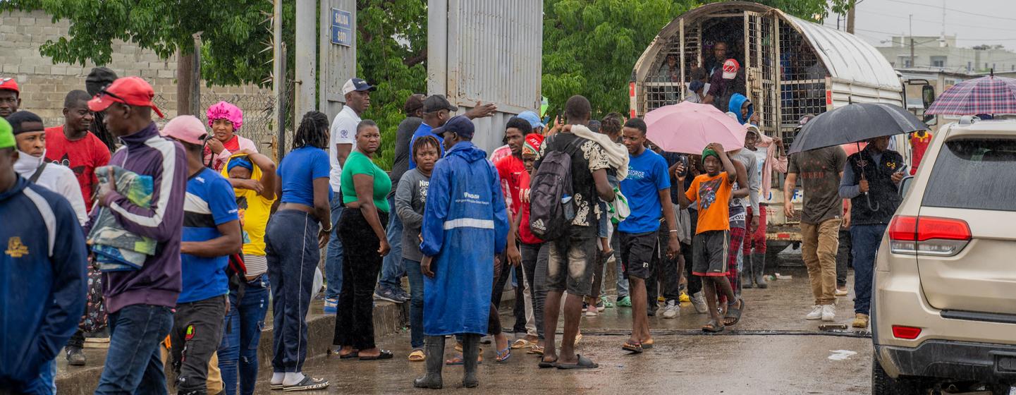 Des migrants expulsés passent la frontière entre la République dominicaine et Haïti à Ouanaminthe.