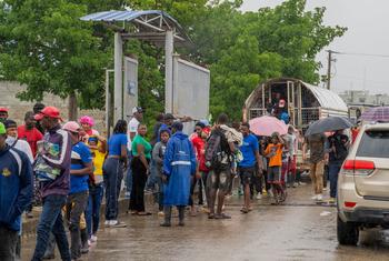 Des migrants expulsés passent la frontière entre la République dominicaine et Haïti à Ouanaminthe.