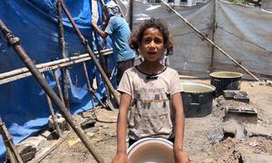 Mais, una niña desplazada de Gaza, no pudo conseguir una comida de lentejas cocidas debido al hacinamiento.