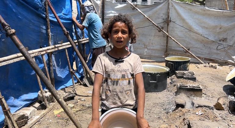 الطفلة ميس، طفلة نازحة من غزة، لم تتمكن من الحصول على وجبة من العدس المطبوخ بسبب الازدحام.