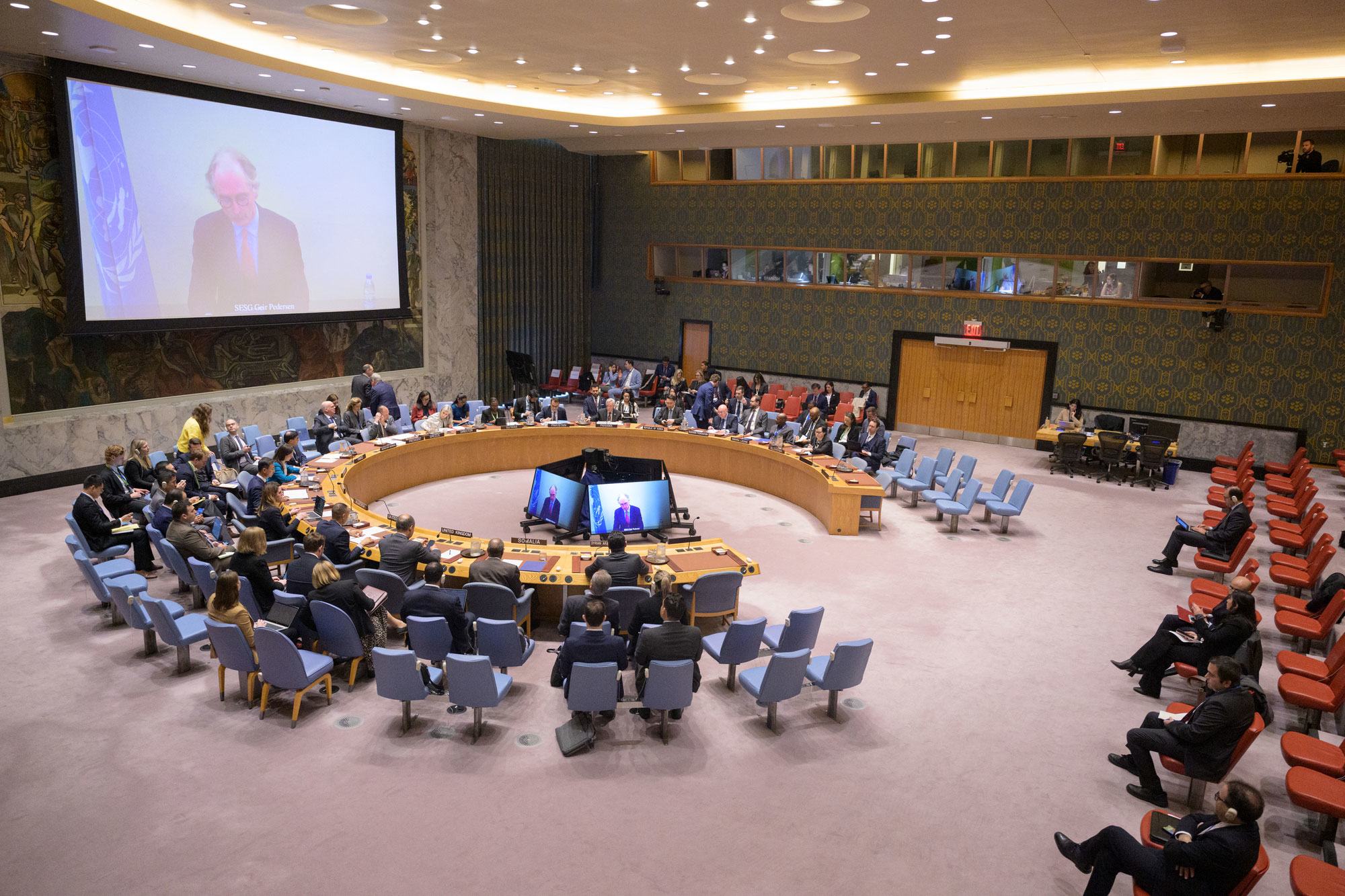 Vue d'ensemble de la réunion du Conseil de sécurité de l'ONU sur la situation en Syrie, à laquelle participait Geir Pedersen (à l'écran), l'envoyé spécial du Secrétaire général de l'ONU pour la Syrie.